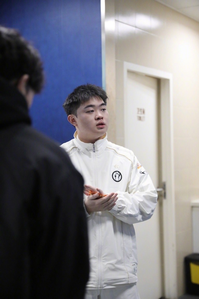 不敌WBG后IG发布赛场返图：折锋未折气，敛志更砺心